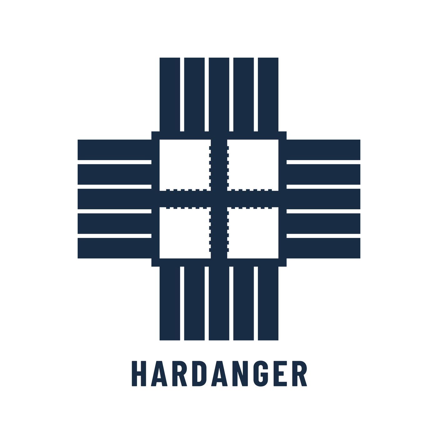 Teikning av ein klosterfirkant med fem sting på kvar side, eitt hol og to stenger, og ordet HARDANGER under